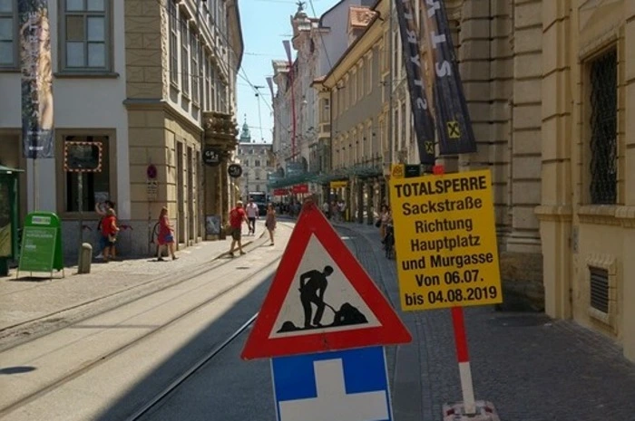 In der Sporgasse gibt es den Hinweis auf die Totalsperre und ein Sackgassenschild.