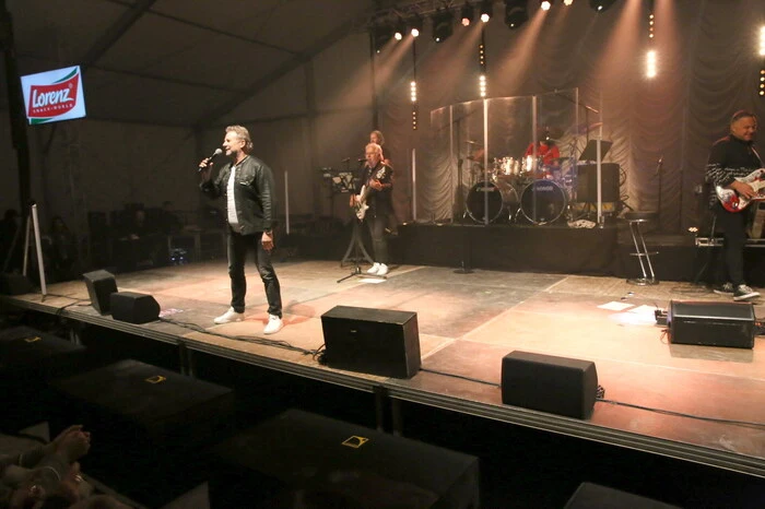 Und Frontman Friedl Würcher verwandelte das Festzelt gleich von Beginn an in einen Hexenkessel. 