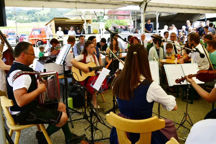 Im Festzelt zelebrierte der Hartberger Pfarrer Josef Reisenhofer die Festmesse und segnete das renovierte Rüsthaus und ein neues Rüstfahrzeug.