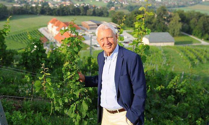 Alfred Riedl baut auf 50 Hektar Wein an und setzt auch auf Kunst