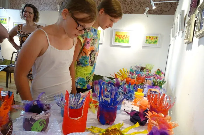 Es wurde nach Herzenslust experimentiert und die Begegnungen der Schüler verliefen genau so bunt und vielseitig wie die Fotos, Seidenpapierblüten-Bilder und PET-Flaschen-Blumengebilde, die daraus entstanden sind.