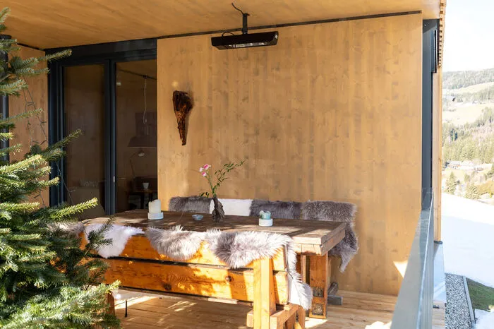 „Es ist alles mit der Zeit gewachsen. Anfangs war es nicht so geplant. Die Terrasse hat sich dann aber bei der Arbeit mit dem Planungsbüro ergeben. Heute liebe ich sie, vor allem, weil man nicht immer alles raus- und wieder reinräumen muss und weil man auch draußen ein Wohnzimmer hat.“