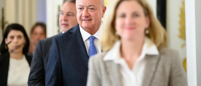 Sichtlich zufrieden: Bundeskanzler Stocker (ÖVP), Vizekanzler Babler (SPÖ) und Neos-Chefin Meinl-Reisinger.