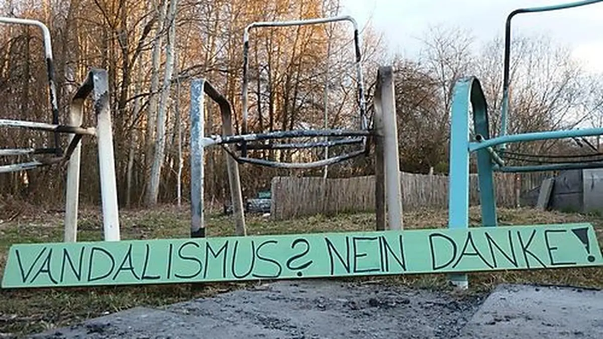 Möbel und Schnittholz wurden angezündet und zerstört