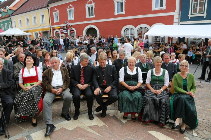 Dabei stand auch ein Festakt auf dem Programm, bei dem der Gemeinde erstmals offiziell ein Wappen verliehen wurde.