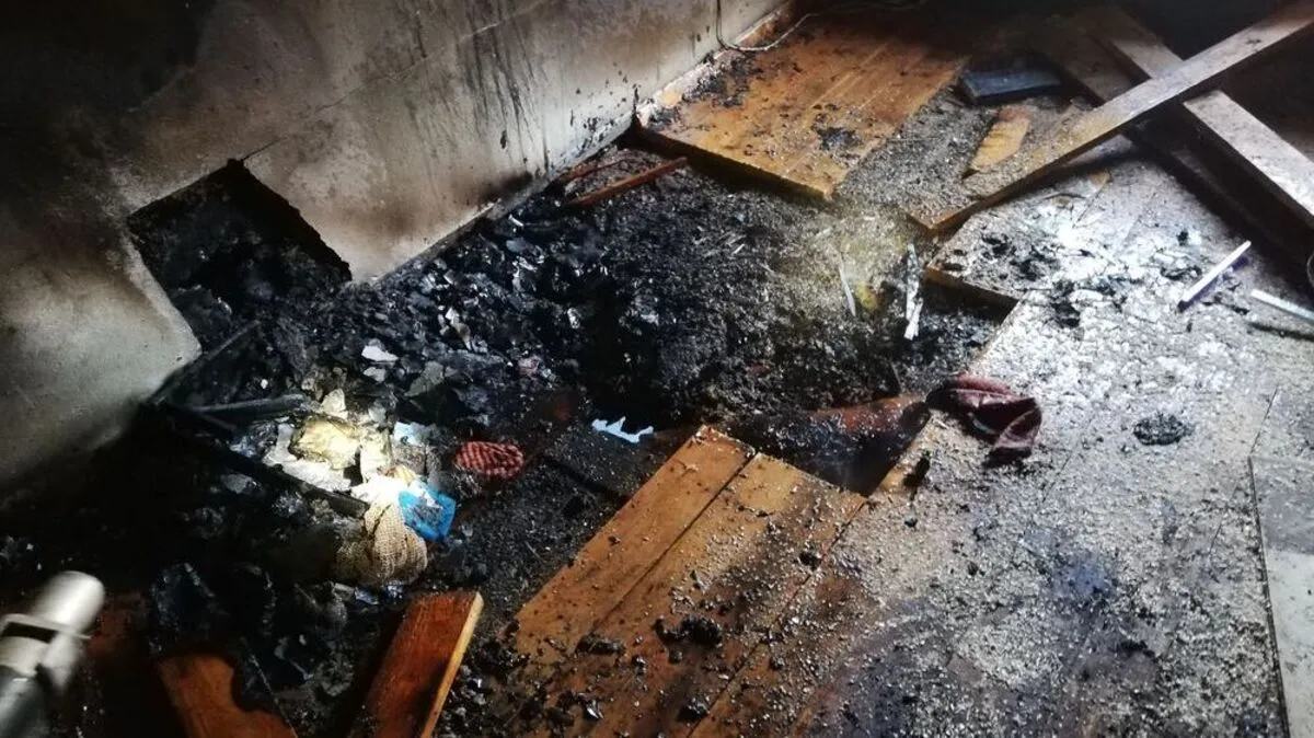 Die Feuerwehr konnte den Brand unter schwerem Atemschutz löschen, die Bewohner wurden ins Spital gebracht