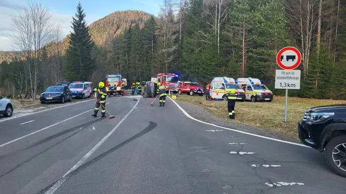 Die beiden Insassen des zweiten Pkw blieben unverletzt