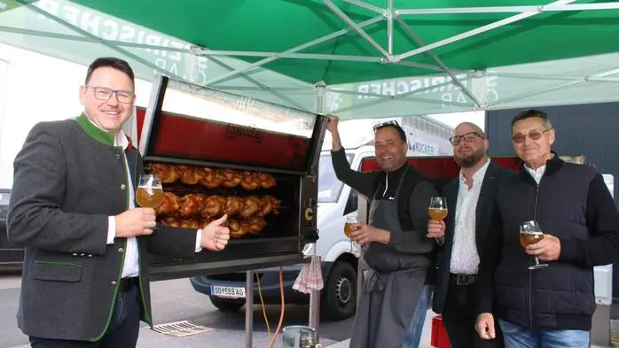 Mit 150 Portionen Grillhendl, Vanilleeis mit Kürbiskernöl und Bier von Lavabräu wurde das 80-Jahr-Jubiläum in der Steirerkraft Kernothek in Wollsdorf gefeiert.