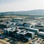 Die Drohnenaufnahme zeigt vorne das Forschungsgebäude und hinten die neue Fabrik