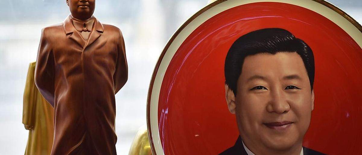Xi neben Mao-Statue