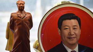 Xi neben Mao-Statue