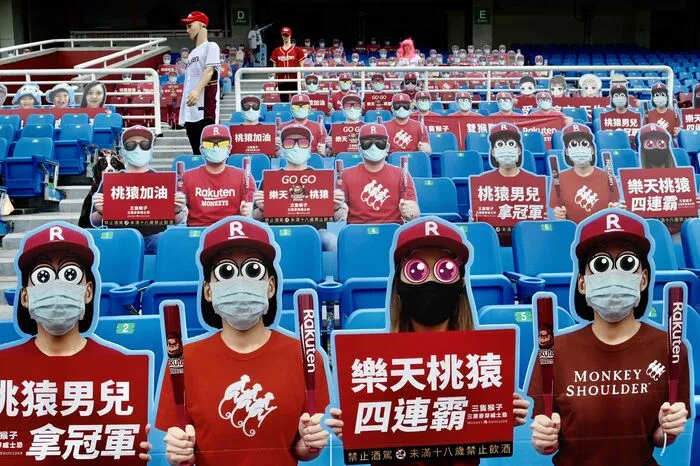 Seit drei Wochen läuft schon die Saison der vier Baseballteams des Inselstaates im Pazifik. Auf den leeren Rängen des Stadions der Rakuten Monkeys in Taoyuan sitzen einige Zuschauer - aus Karton.