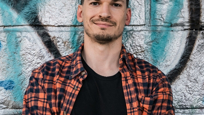 Alexander Cimzar hat den Kärntner Jugendbuchpreis 2026 verliehen bekommen