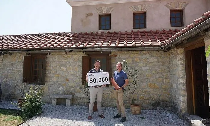 Wienerberger Österreich Marketingleiter Wilfried Lechner übergibt den 50.000 Dachziegel an Carnuntum-Geschäftsführer Markus 