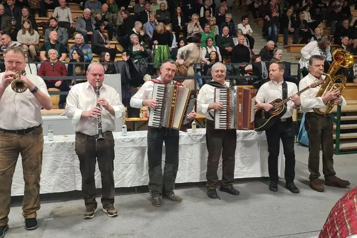 Das bestens gelaunte Publikum wurde zuvor von Edi Spori und seinen Musikanten (Foto), die „Ondrucka“...