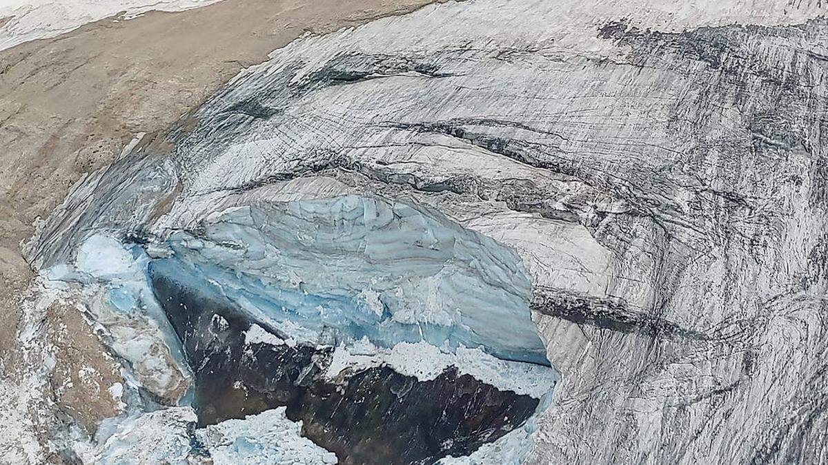 Der massive Gletscherbruch in den Dolomiten, vom Hubschrauber aus gesehen