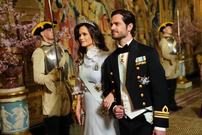 Entertainment Bilder des Tages Stockholm Sweden, 06/05/2024.- Swedish Prince Carl Philip R and Princess Sofia L arrive prior a gala dinner, hosted for Denmark s King Frederik X and Queen Mary, at the Royal Palace in Stockholm, Sweden, 06 May 2024. The Danish royal couple is on their first state visit to Sweden, during which, the royal couple will among other things, meet Danish and Swedish astronauts, visit the fleet station Berga and attend the gala dinner at the Royal Palace. Dinamarca, Suecia, Estocolmo Gala dinner for Danish royal couple on state visit in Stockholm ACHTUNG: NUR REDAKTIONELLE NUTZUNG PUBLICATIONxINxGERxSUIxAUTxONLY Copyright: xIDAxMARIExODGAARDx EA1614 20240506-55013494976_1