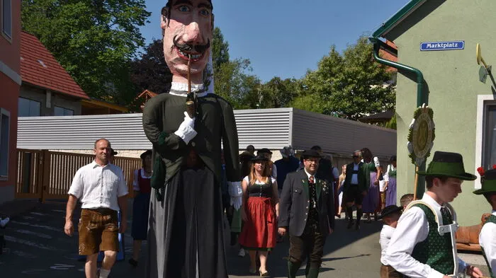 Seit dem fünften Scheiflinger Kirta kann bei der Eröffnung als Symbolfigur der Hammerherr Freisam bestaunt werden; denn es wird überliefert, dass der "Gewerke- und Hammerherr Freisam" ein besonders sozialer Mensch gewesen sein soll.  