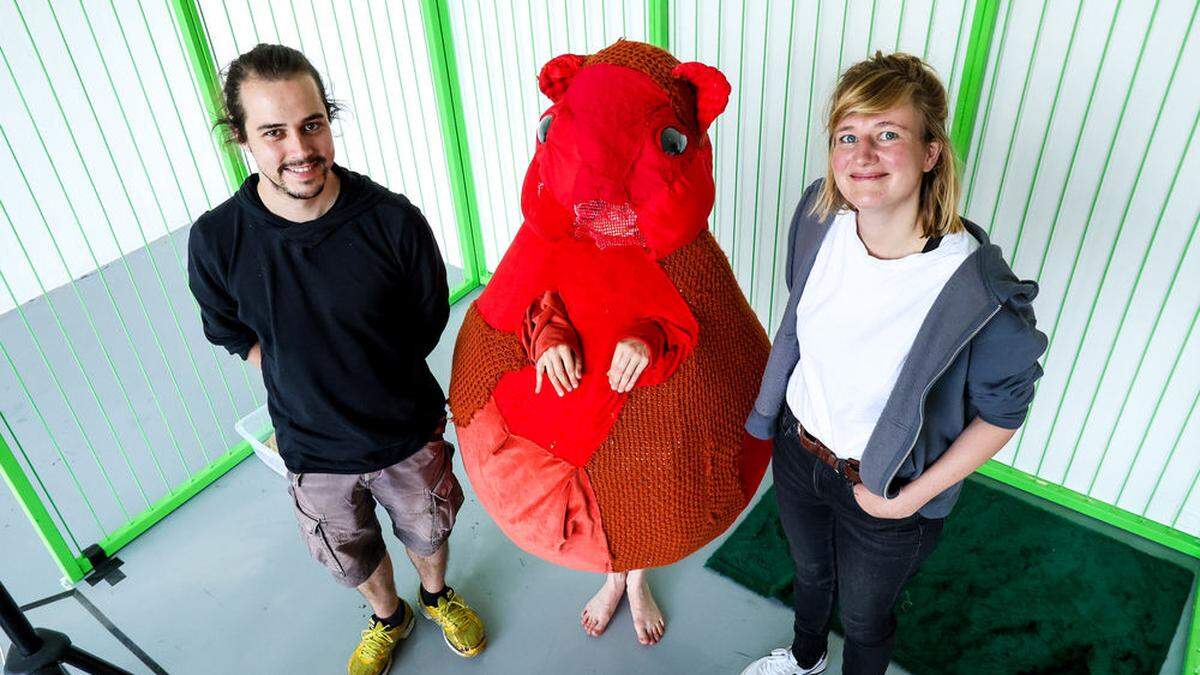 Führen Regie bei &quot;Der Hamsterkäfig&quot;: Alexander Benke und Miriam Schmid (mit &quot;Hamster&quot; Victoria Fux).