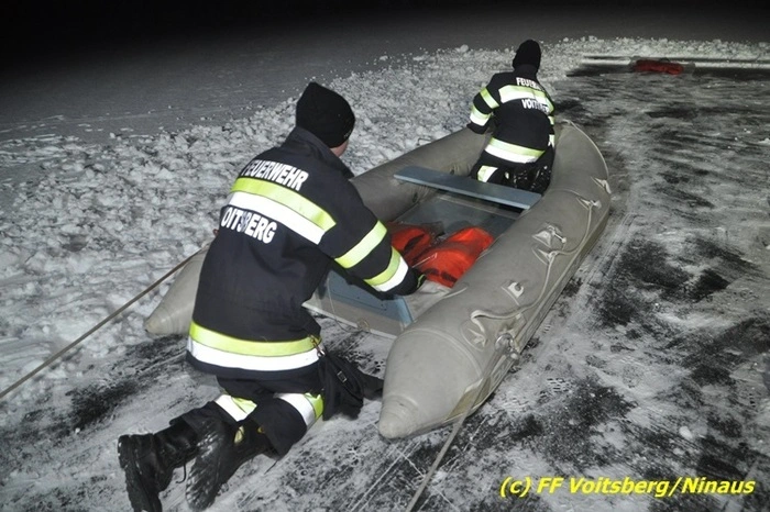 Die dritte Möglichkeit wurde mit einem Schlauchboot gezeigt, wobei ein Helfer im Boot vorne von einem zweiten Kameraden zur eingebrochenen Person geschoben wurde.
