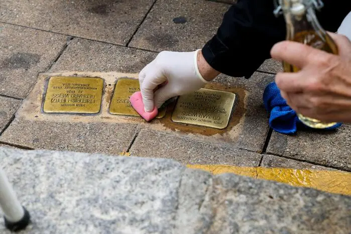 In Graz gedachte man der Opfer des Nationalsozialismus, indem man Orte von „Stolpersteinen“ aufsuchte und diese auch wieder zum Glänzen brachte.