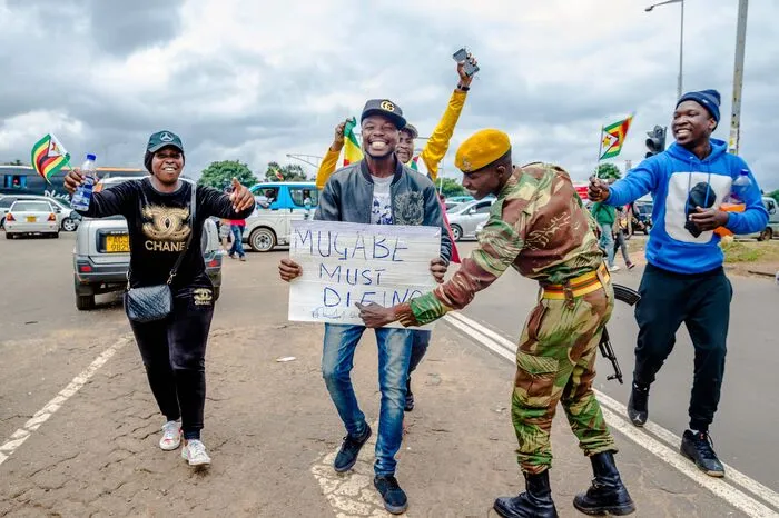 Am Mittwoch hatte das Militär die Macht in dem Land im Süden Afrikas übernommen. Mugabes eigene Partei ZANU-PF hat den Präsidenten zum Rücktritt aufgefordert.