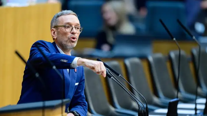 „Es wird die Entscheidung sein zwischen ihm und mir als Bundeskanzler von Österreich.“ - Karl Nehammer (ÖVP) ruft als Umfragedritter das Kanzlerduell mit FPÖ-Chef Herbert Kickl aus.