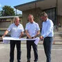 Landesrat Anton Lang, Regionalleiter Ewald Jantscher und Bürgermeister Johann Winkelmaier machen sich am Bahnhof Fehring ein Bild über die Arbeiten