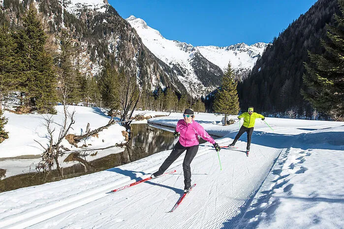 Mallnitz liegt auf dem Gebiet des Nationalparks Hohe Tauern in Kärnten, weshalb die dortigen 50 Kilometer Langlaufloipen im Seebach- und im Tauerntal nicht nur von winterlichen Märchenlandschaften, sondern auch von einem eindrucksvollen Bergpanorama umgeben sind.