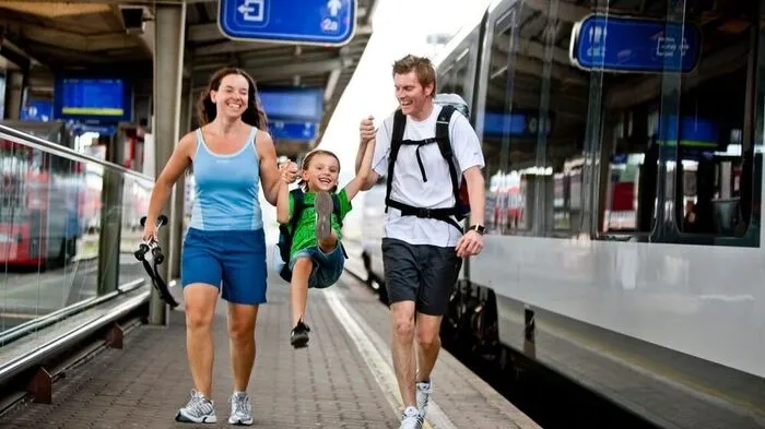Eine Zugfahrt, die ist lustig: Auf ins nächste Ferienabenteuer – ganz bequem mit der Bahn.
