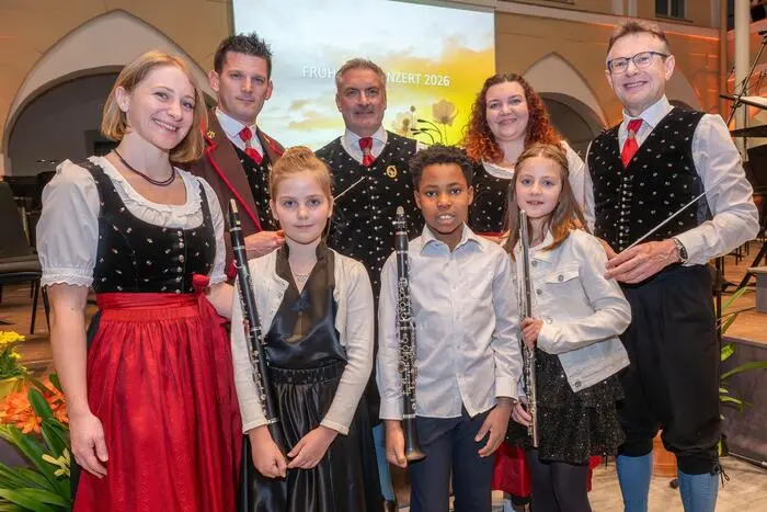 Die „Bläserschlümpfe“ gestalteten den Auftakt des Abends (von links): Elisa Görtschacher, Kapellmeister Christoph Michelitsch, Obmann Hermann Hoffmann  sowie die Jugendmusikleitung Ines Bernthaler und Hans Brunner