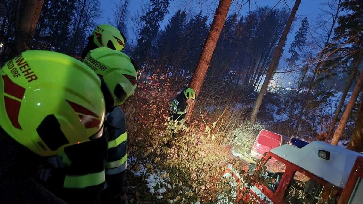 Die Feuerwehrleute bargen das Fahrzeug mittels Seilwinde