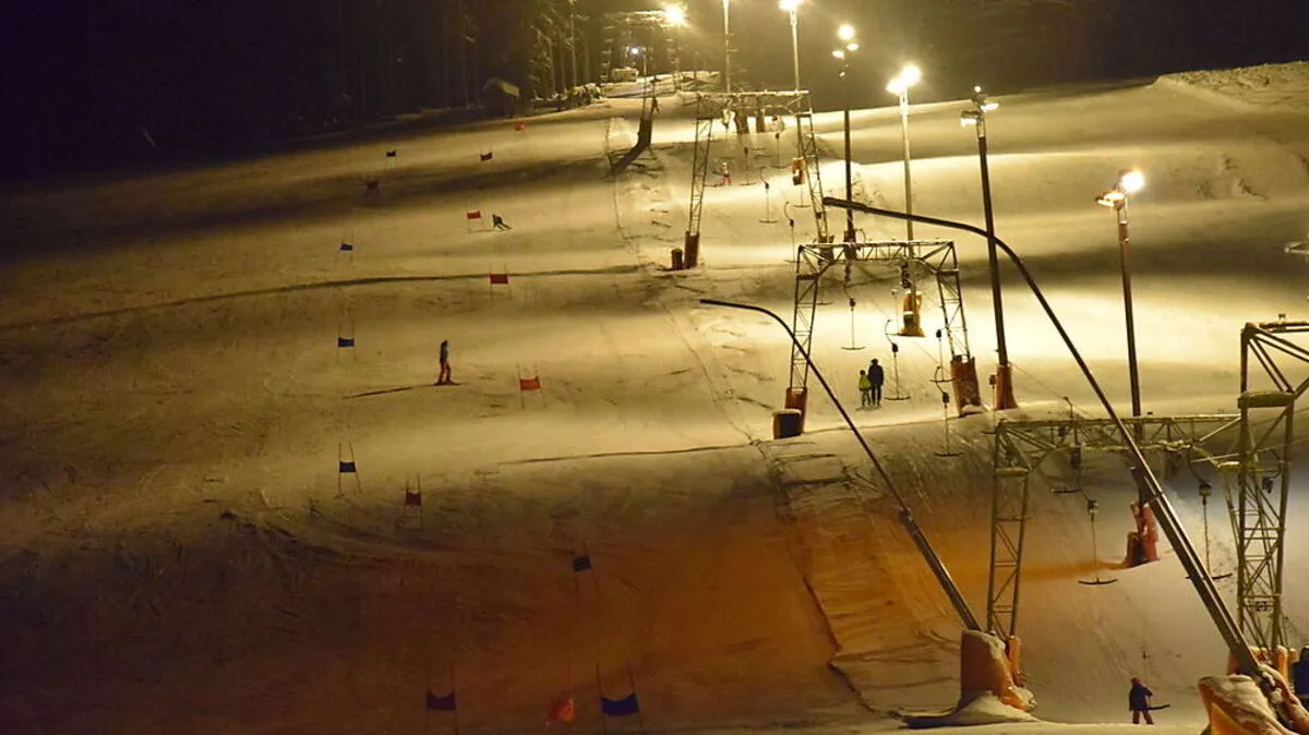 Flutlicht und Betriebspersonal sind beim Mieten inkludiert