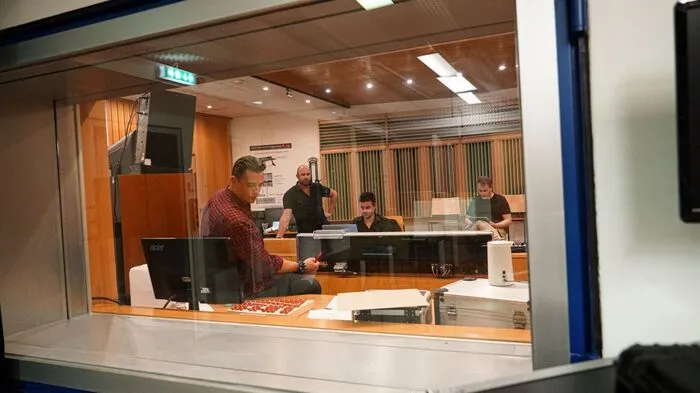 Klicken Sie sich durch die Fotos von der Studio-Aufnahmen!