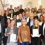 Die VertreterInnen der ausgezeichneten Schulen mit Bildungsdirektor Paul Gappmaier (li.), Bildungs- und Arbeitslandesrätin Beate Palfrader (mi.), Werner Mayr (Leiter pädagogischer Dienst Bildungsdirektion, 4. v. re.) und Wolfgang Haslwanter (Pädagogischer Dienst Bildungsdirektion, re.)