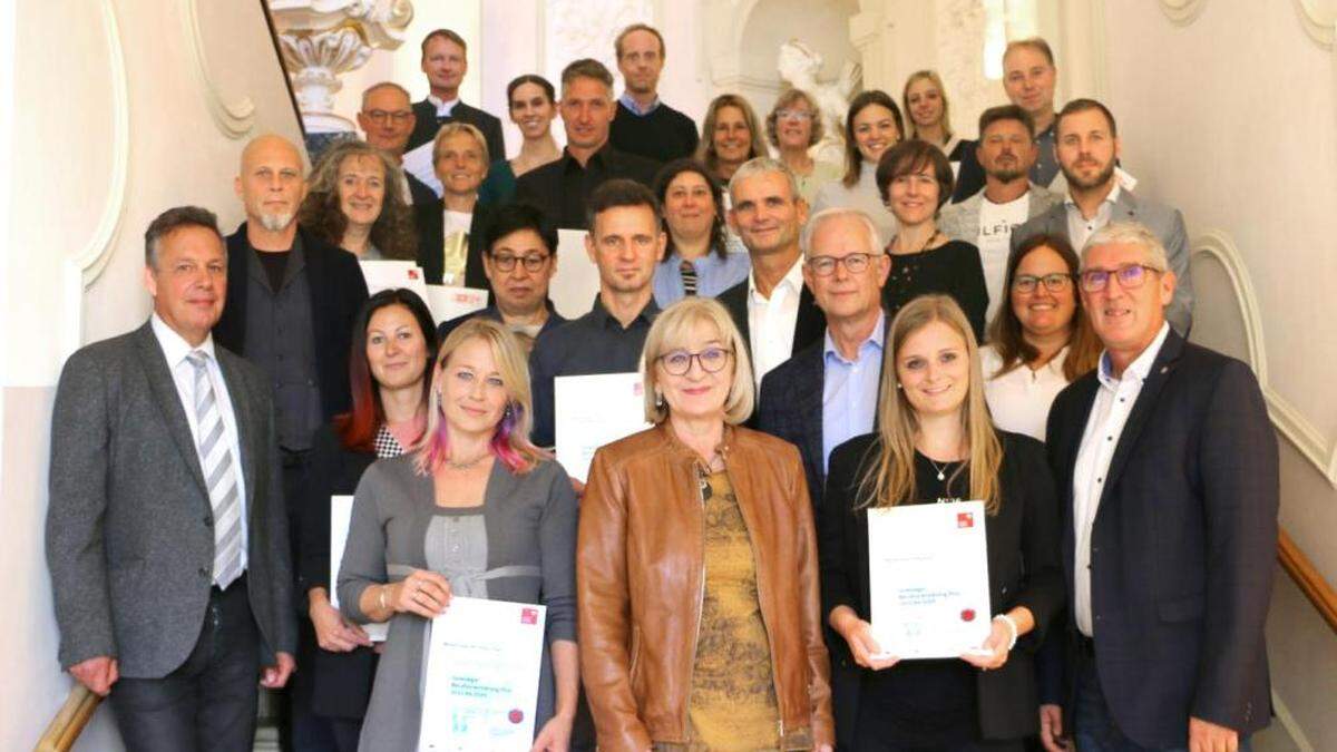 Die VertreterInnen der ausgezeichneten Schulen mit Bildungsdirektor Paul Gappmaier (li.), Bildungs- und Arbeitslandesrätin Beate Palfrader (mi.), Werner Mayr (Leiter pädagogischer Dienst Bildungsdirektion, 4. v. re.) und Wolfgang Haslwanter (Pädagogischer Dienst Bildungsdirektion, re.)