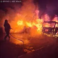 Als die Feuerwehren eintrafen, stand der Lkw bereits in Vollbrand