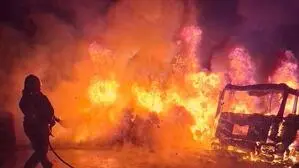Als die Feuerwehren eintrafen, stand der Lkw bereits in Vollbrand
