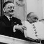 Ein Bild, das Österreich prägte: Leopold Figl präsentiert – flankiert von den Außenministern der USA, der Sowjetunion, Großbritannien und Frankreich, sowie Kanzler Julius Raab – den eben unterschriebenen Staatsvertrag vom Balkon des Schlosses Belvedere