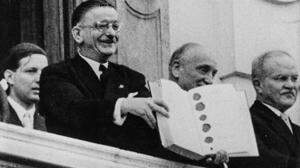 Ein Bild, das Österreich prägte: Leopold Figl präsentiert – flankiert von den Außenministern der USA, der Sowjetunion, Großbritannien und Frankreich, sowie Kanzler Julius Raab – den eben unterschriebenen Staatsvertrag vom Balkon des Schlosses Belvedere