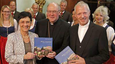 Schaffelhofer, Bischof Schwarz und Generalvikar Guggenberger (von links) bei der Buchpräsentation. Im Hintergrund der Singkreis ars musica