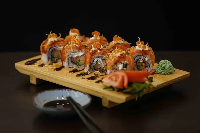 Der Schwerpunkt liegt demnach auf original japanischem Sushi (Maki, Sashimi, Rolls, Nigiri, warme Rolls) ...