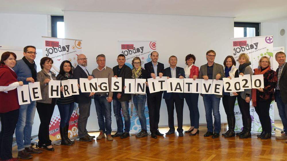 Die Koordinatoren Karin Farnleitner (ganz links) und Gerhard Ziegler (ganz rechts) mit Partnern der neuen „Lehrlingsinitiative 2020“ 