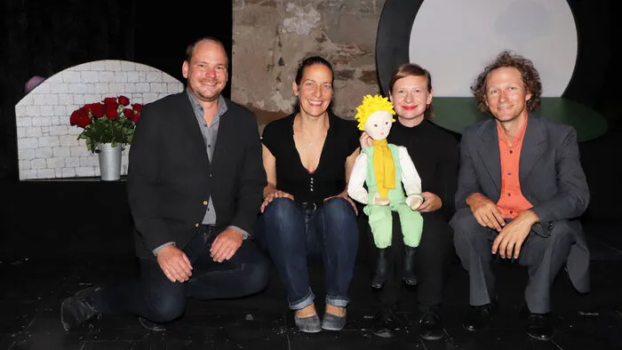 Am Foto von Links: Andreas Ickelsheimer (Theaterleiter, Claudia Lange (Kassier), "Der kleine Prinz", Sarah Rebecca Kühl und Markus Achatz.