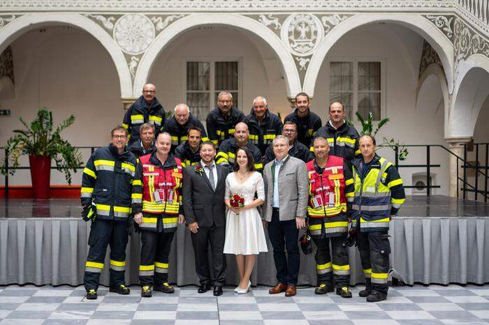 Die Feuerwehrkameraden stellten sich als erste Gratulanten ein