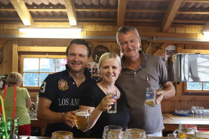 Ein flottes Serviceteam sorgte für zufriedene Gäste beim Nachkirchtag in Neuhaus.