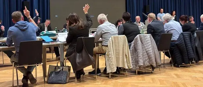 Mehrere Politiker wurden bei einer Abstimmung von Hinten fotografiert