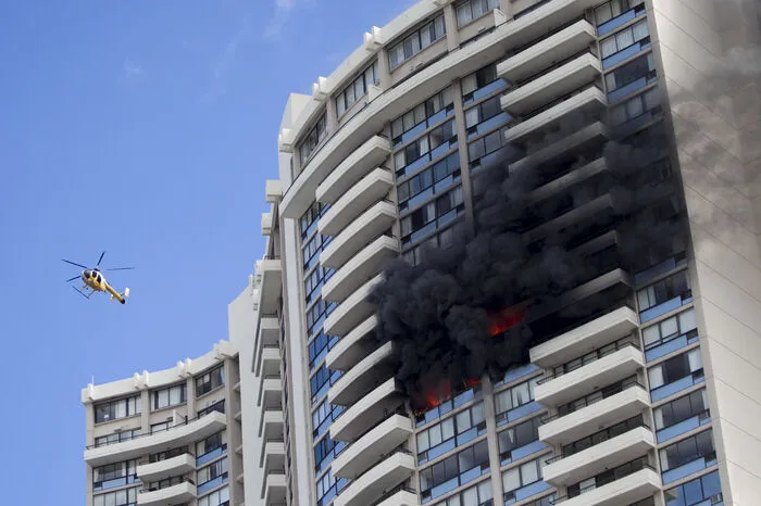 Die Behörden warnten, dass die Opferzahl steigen könnte. Rettungskräfte durchsuchten noch das 36-stöckige Wohnhaus in Honolulu. Das Feuer sei aber unter Kontrolle, schrieb Bürgermeister Kirk Caldwell auf Twitter.