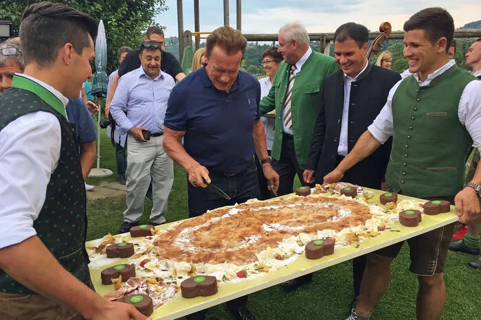... gab es für den Ex-Gouvernator auch einen riesigen Apfelstrudel in Herzform.