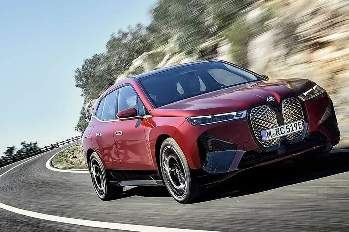 Ende 2021 bringt BMW mit dem SUV iX das erste Modell, das auf der neuen Elektroplattform basiert. Mit einem Brutto-Energiegehalt von mehr als 100 kWh soll dessen Akku eine Reichweite von mehr als 600 Kilometern nach dem WLTP-Zyklus einfahren.